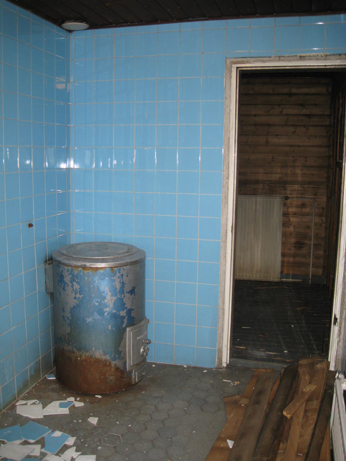 60-luvun omakotitalon kylpyhuone purkuvaiheessa