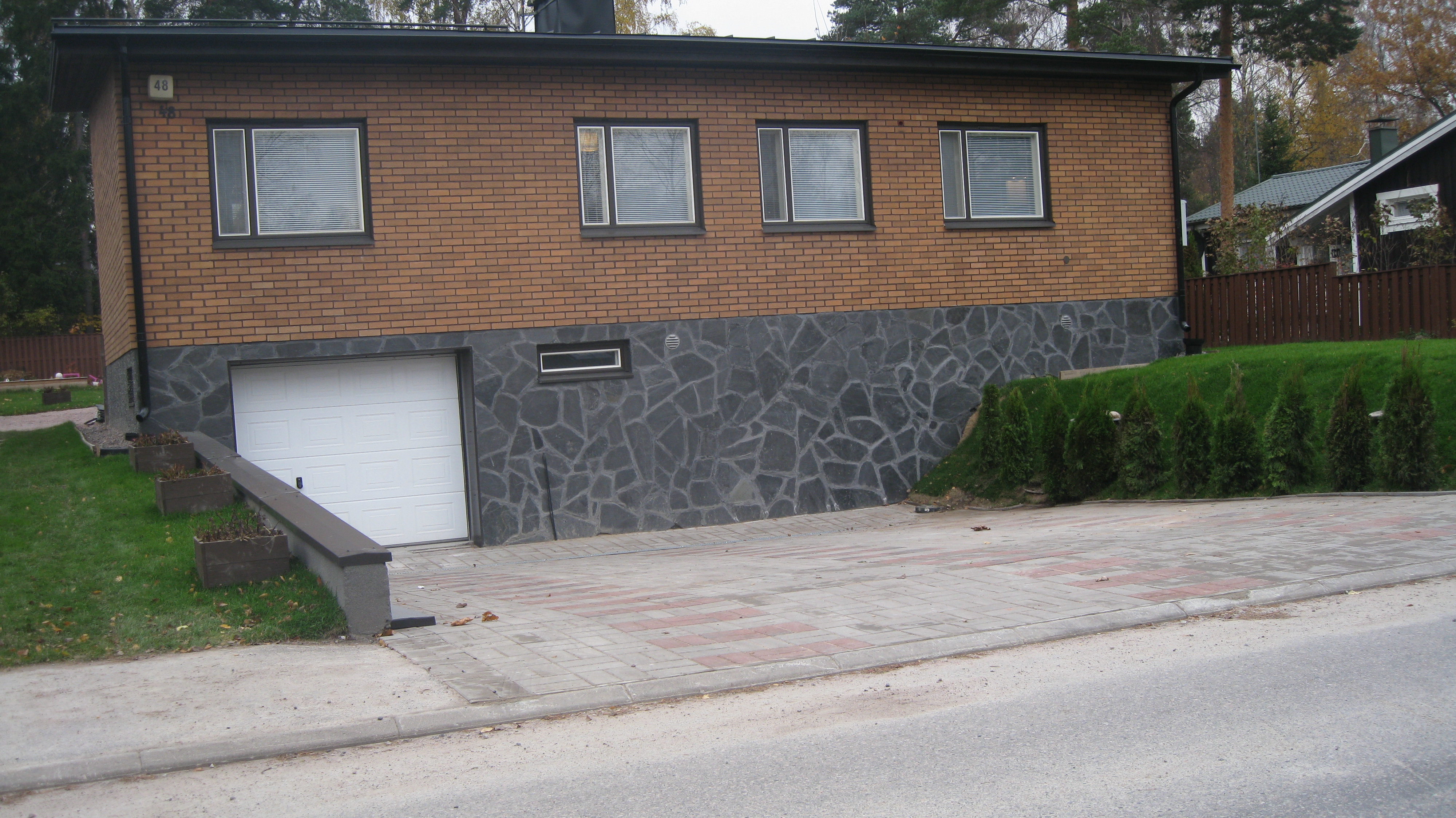 Julkisivukivetys valmis