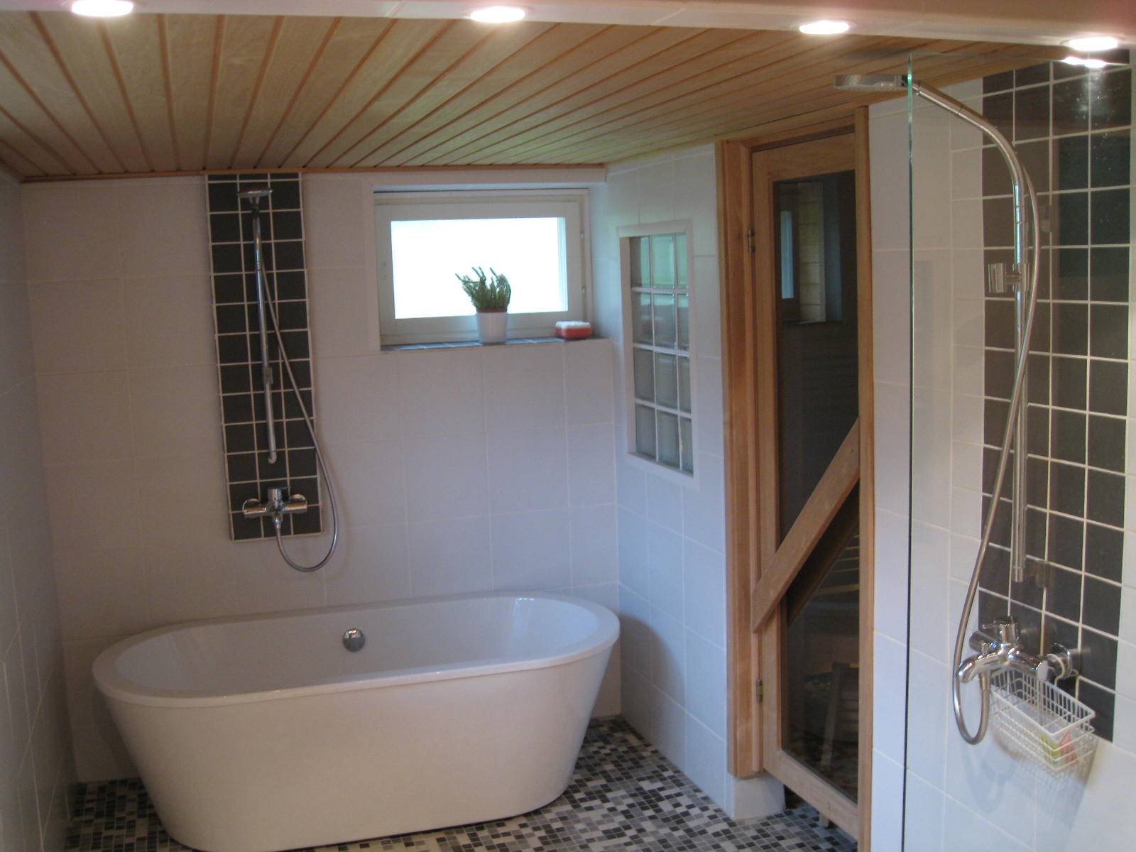 Remontoitu kylpyhuone 3x2m kahdella suihkulla