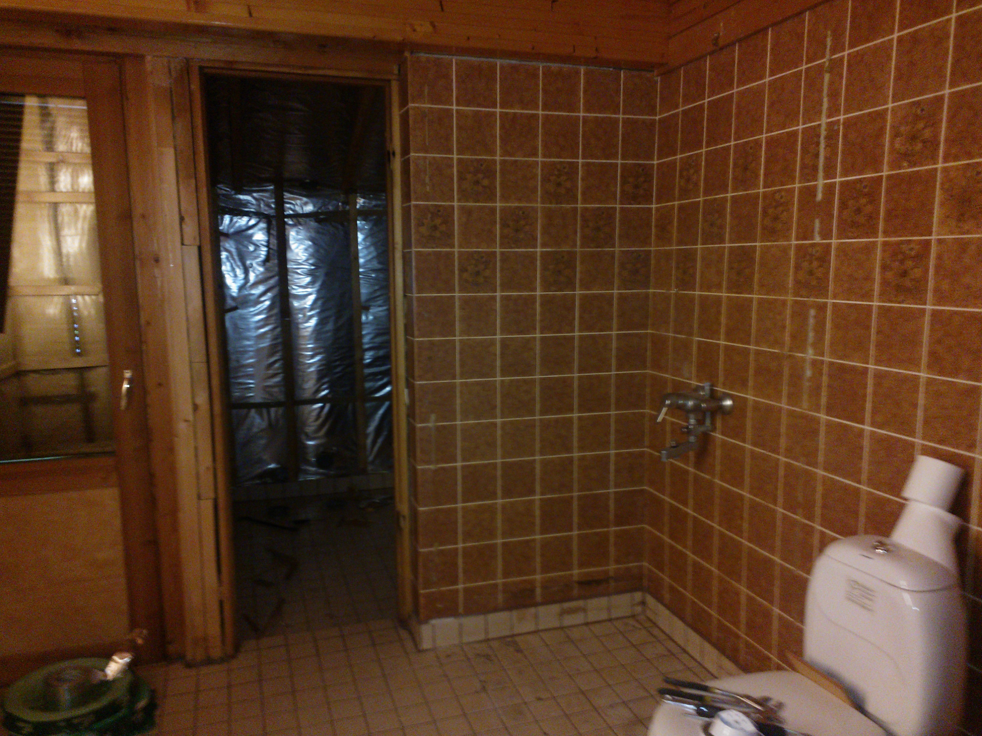 70-luvun kylpyhuone ennen remonttia