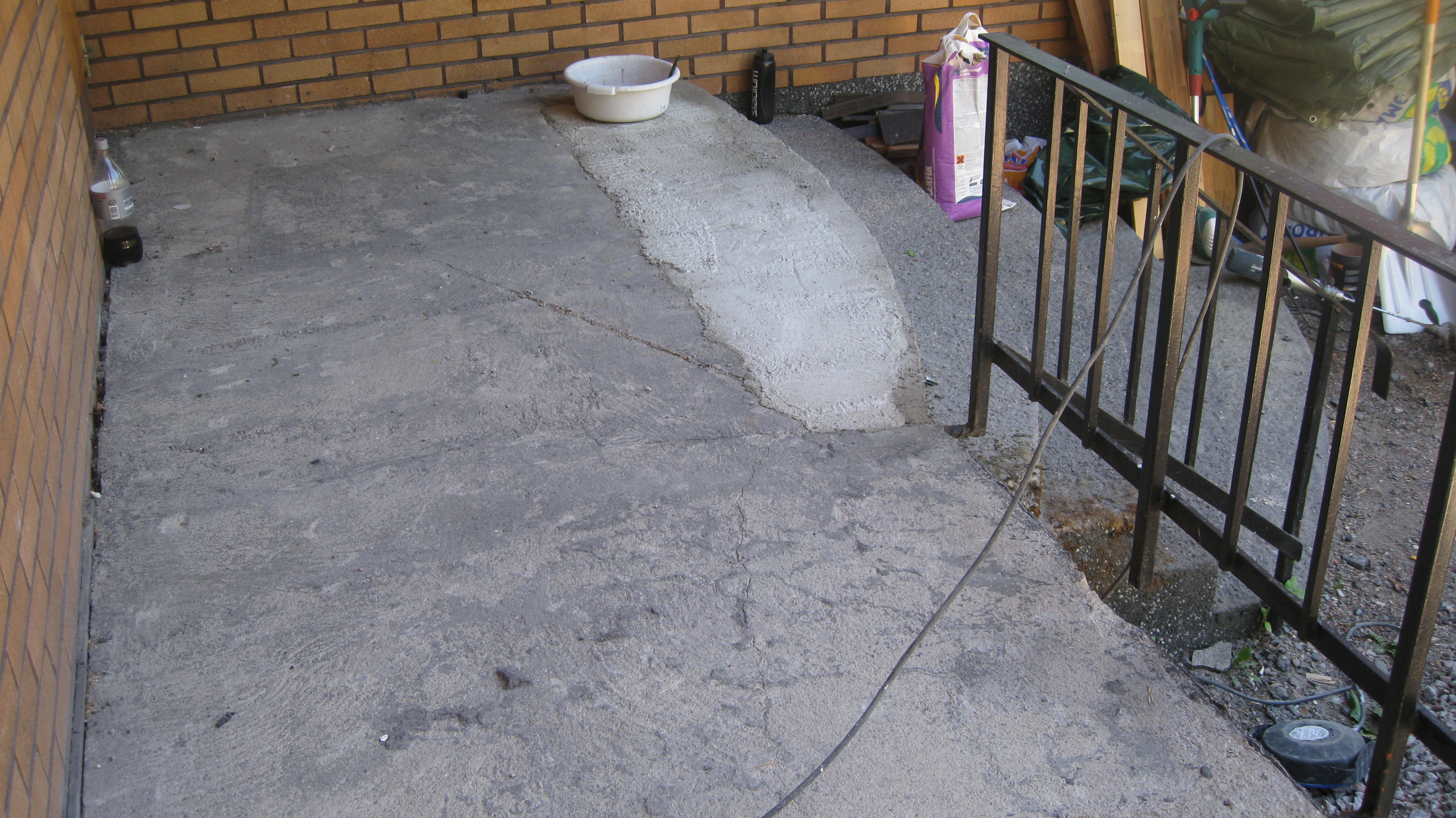 Omakotitalon kuisti ennen uutta pinnoitusta