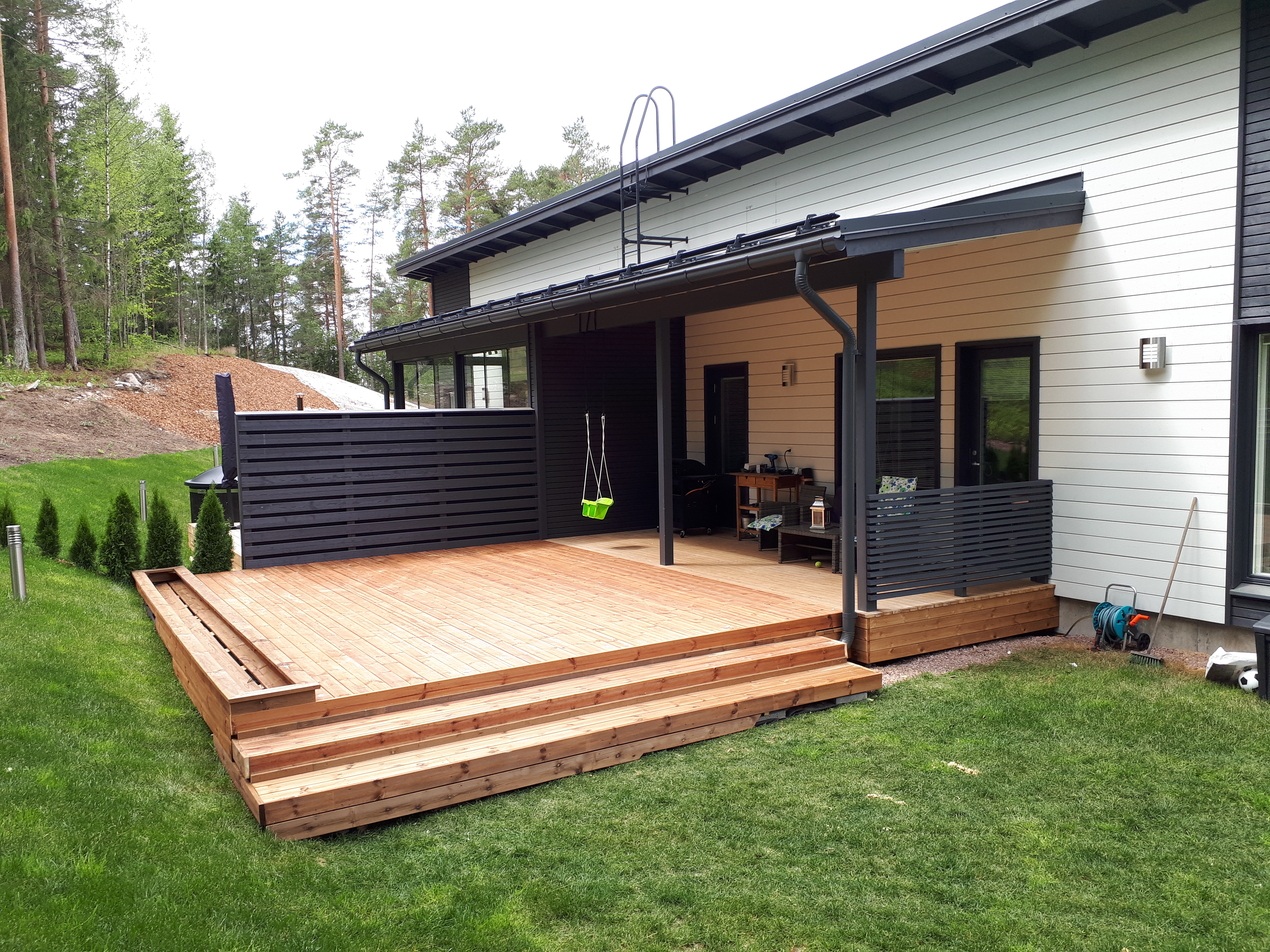 Terassin laajennus sis&auml;&auml;nmuuton yhteydess&auml;. Laajennusosa 30m2, lis&auml;ksi portaat, rima-aita ja kukkalaatikko. Kurttila, Espoo