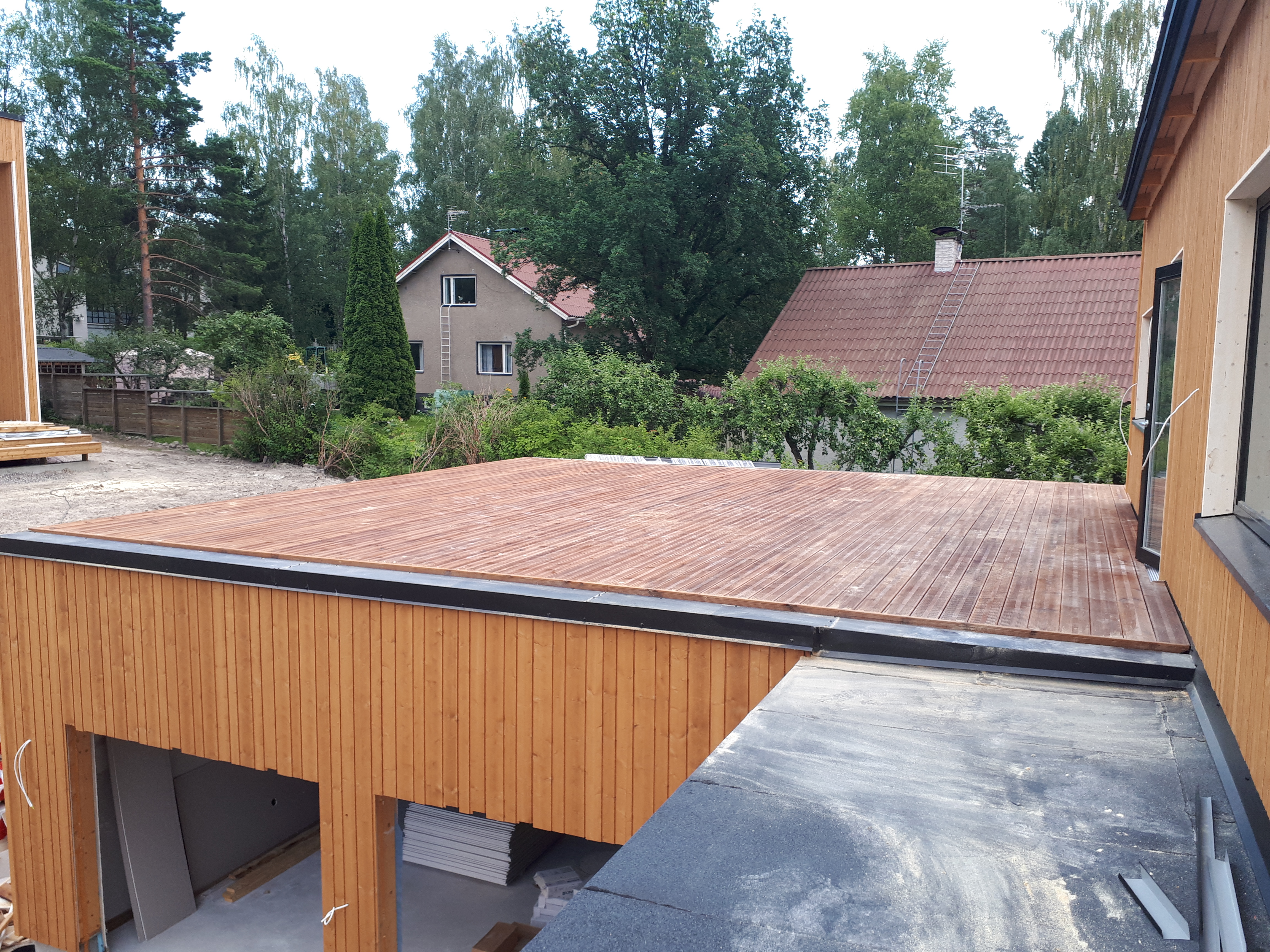Terassi uudiskohteen autotallin katolle. 30m2. Haukilahti, Espoo