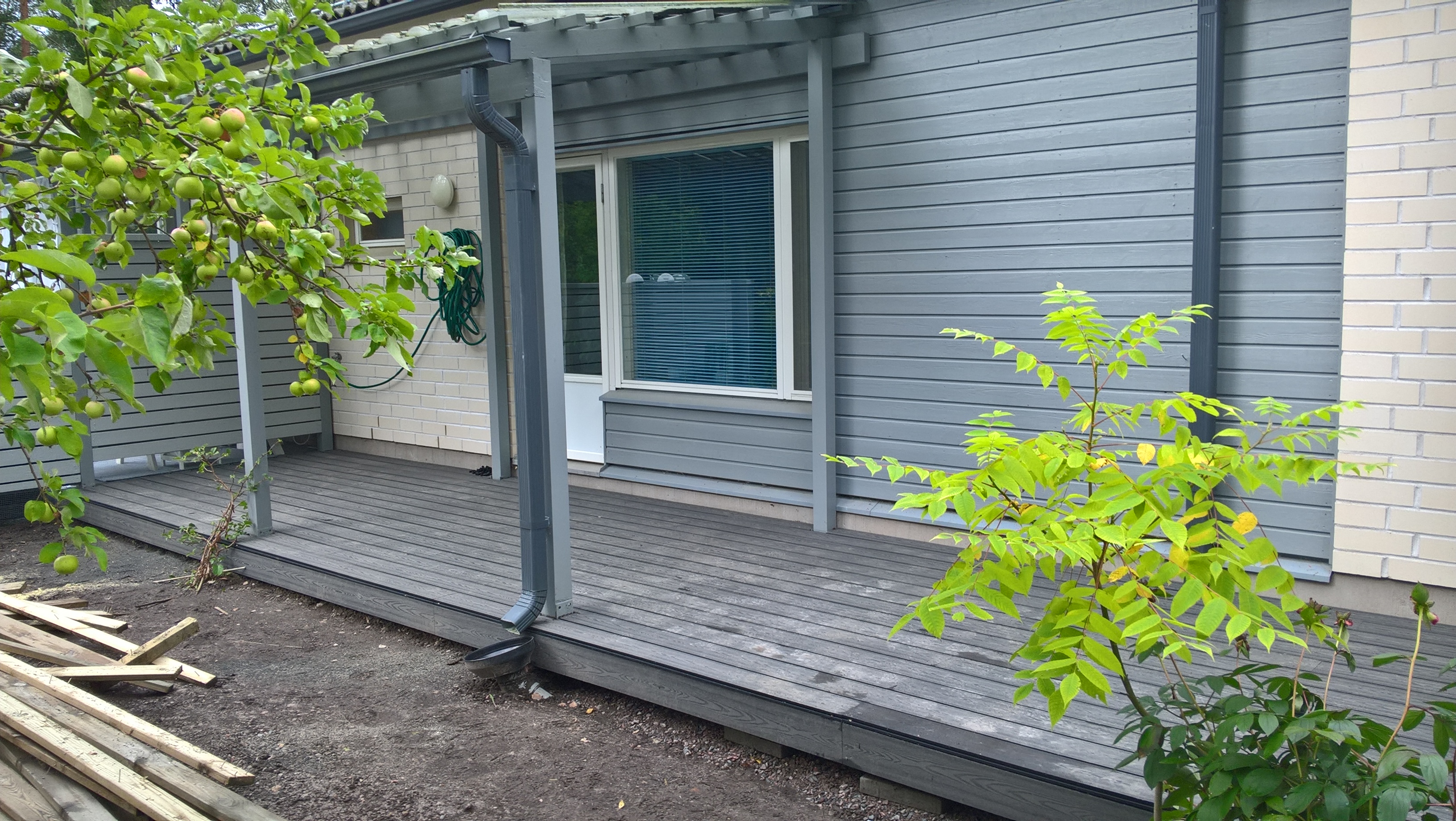 Komposiittiterassi talon sävyä mukaillen, Järvenperä Espoo