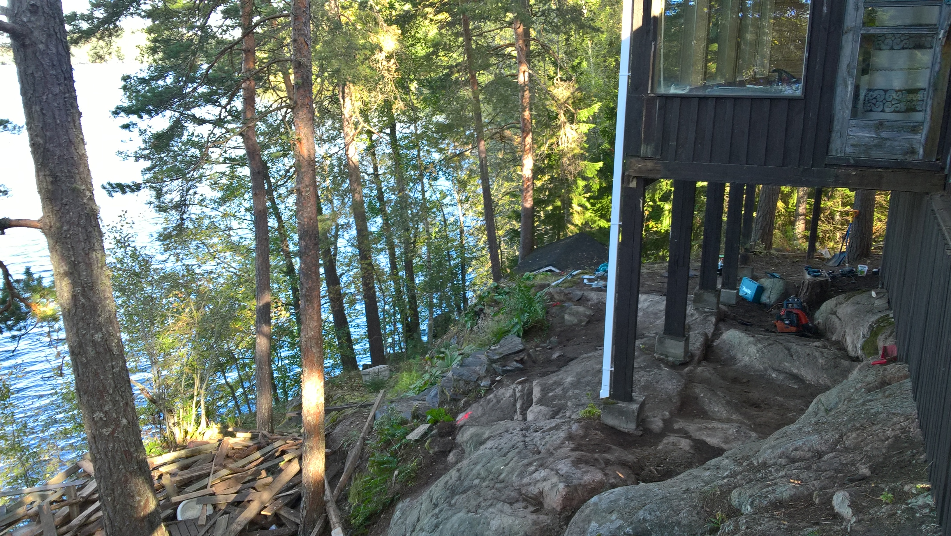 Jyrkkä rinnetontti järven rannalla