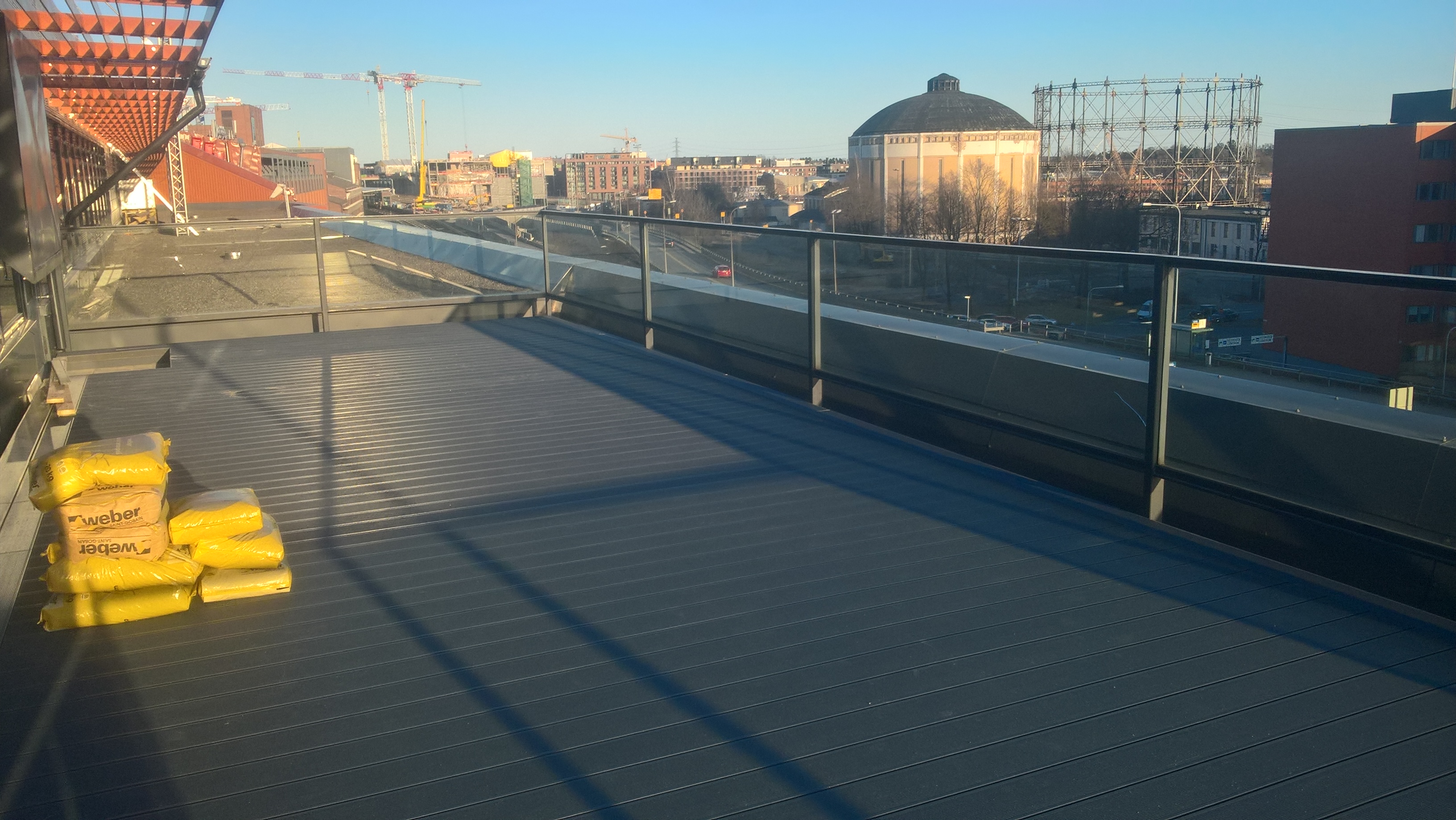 70m2 terassi UPM:n komposiittia 70m2 terassi UPM:n komposiittia