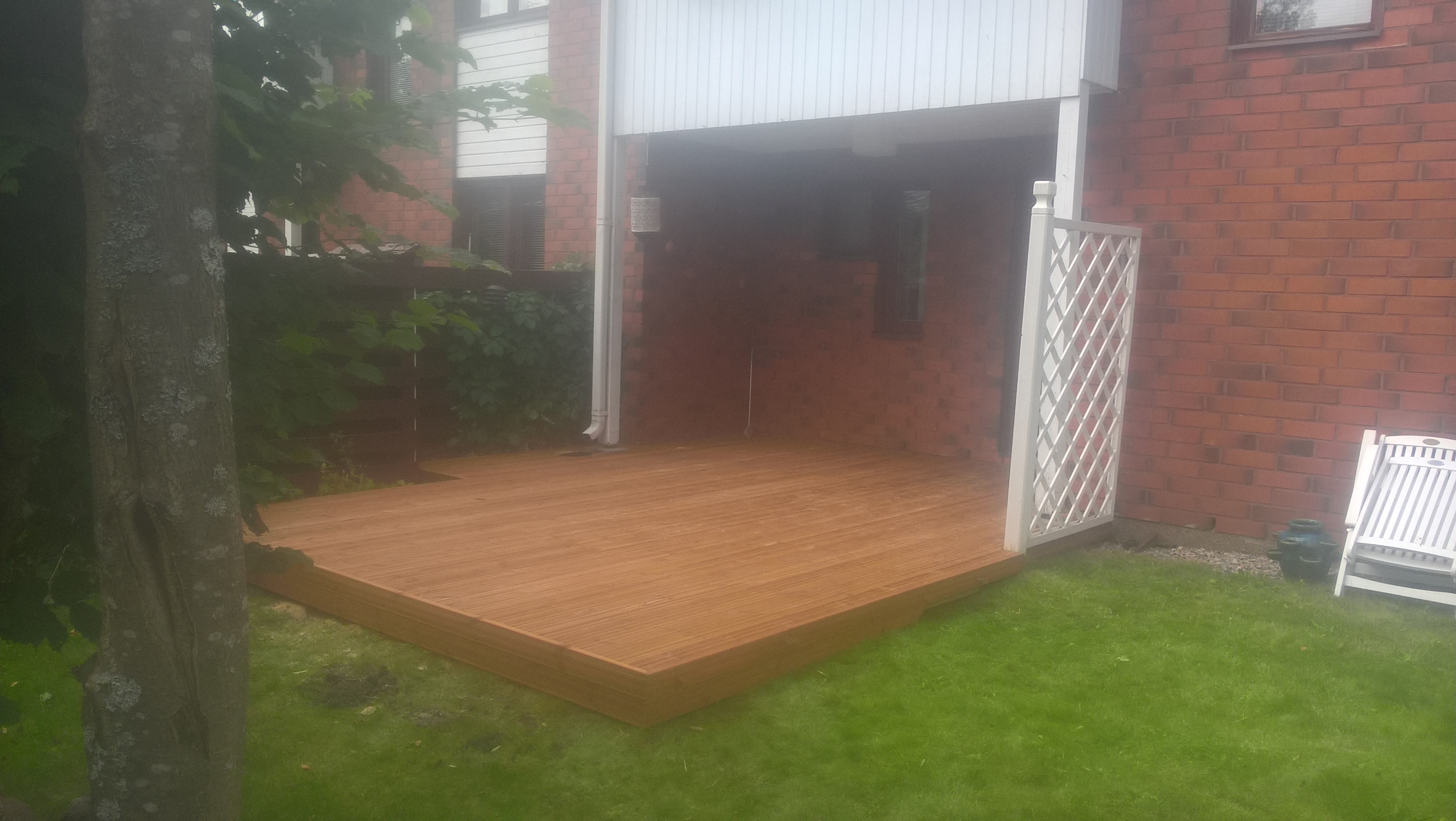 20m2 terassi nurmikon päälle uritettua 95mm lautaa 20m2 terassi nurmikon päälle uritettua 95mm lautaa