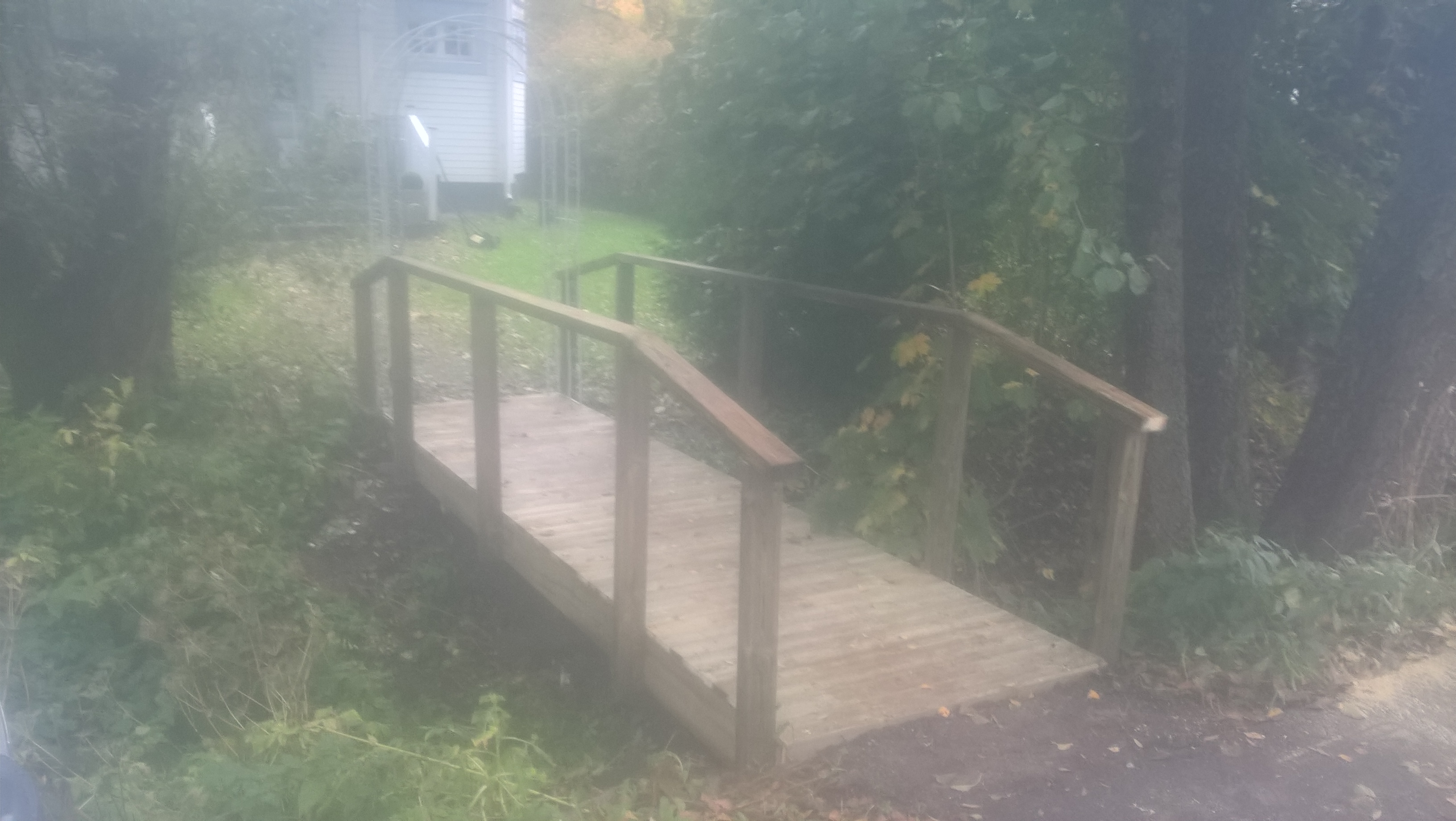 Silta yli ojan kävelytilelle Silta yli ojan kävelytilelle