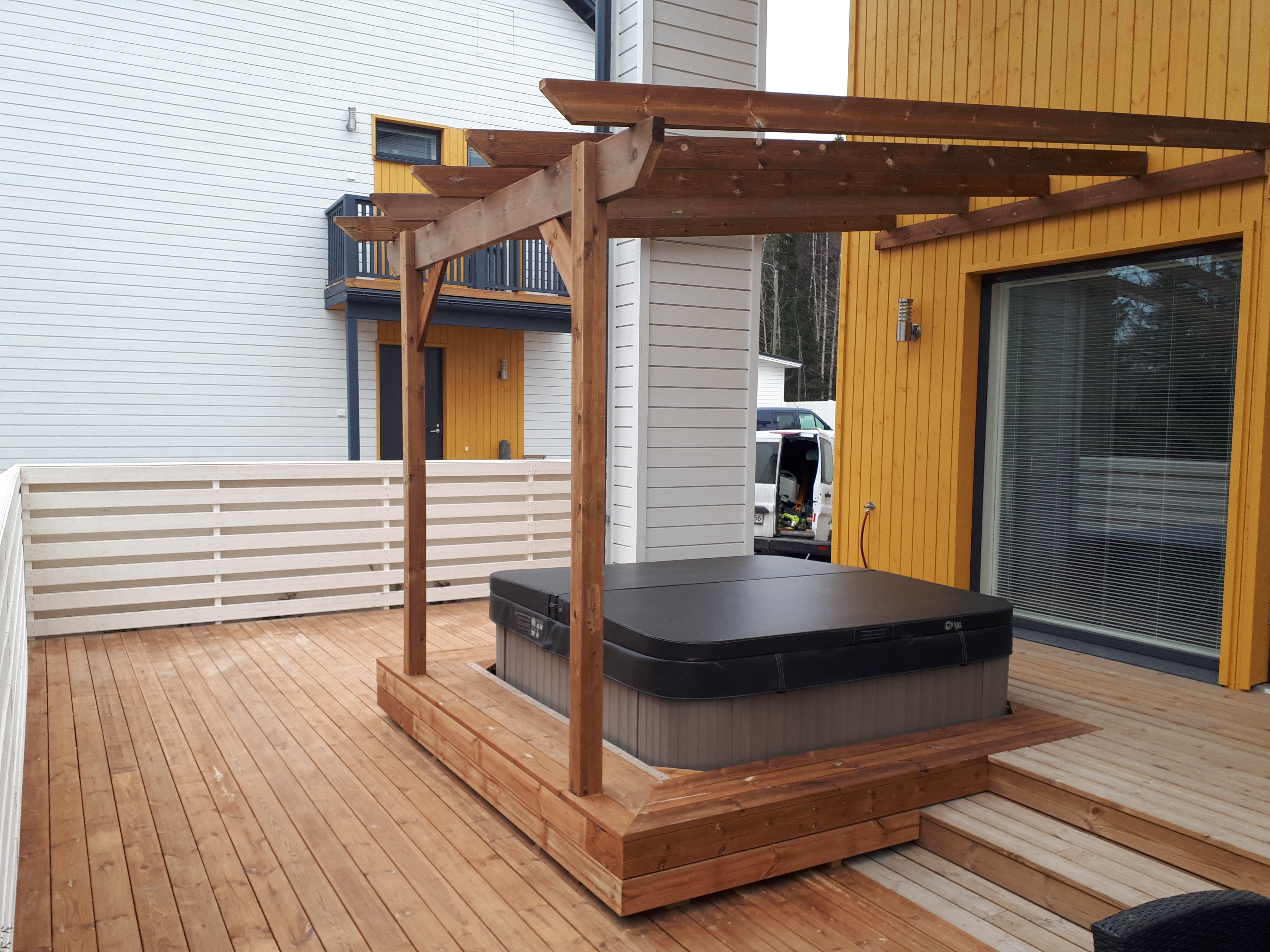 Aidattu kestopuuterassi Vantaan Kivist&ouml;ss&auml;. Upotettu poreamme ja pergola.